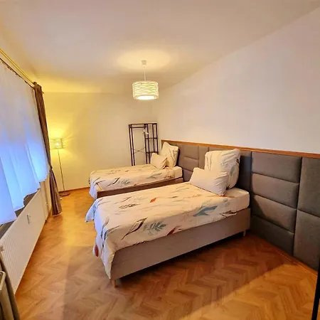 Over River Near Frankfurt-130 Qm-4 Rooms- 6 Beds-parking-air Conditioner Apartmán Hainburg