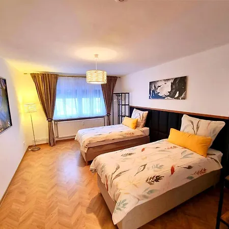 Over River Near Frankfurt-130 Qm-4 Rooms- 6 Beds-parking-air Conditioner Apartmán