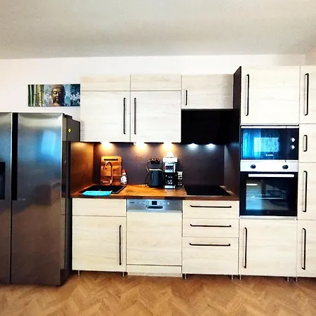 Over River Near Frankfurt-130 Qm-4 Rooms- 6 Beds-parking-air Conditioner Apartmán