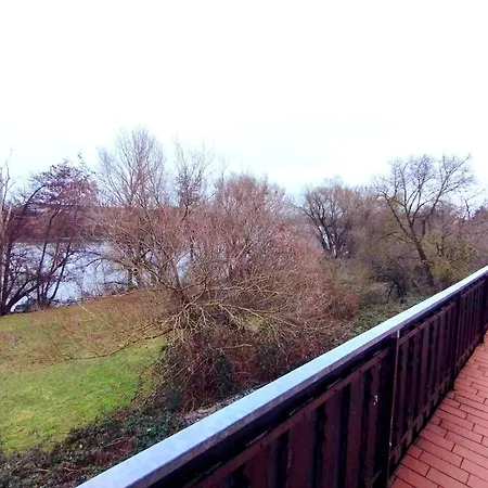 Over River Near Frankfurt- 4 Rooms- 6 Beds- Free Parking- Ac Hainburg